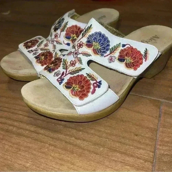 Alegria Linn White Embroidered Wedge Sandals Sz 40/9 - Picture 5 of 7
